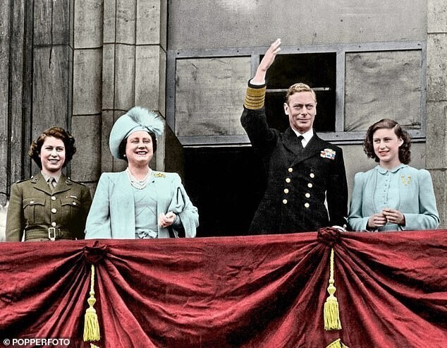 Принцесса Елизавета, королева Елизавета, король Георг VI и принцесса Маргарет празднуют окончание Второй мировой войны