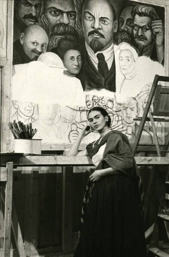 Фрида Кало перед незаконченным панно коммунистического единства, Нью-Йорк, 1933 год.