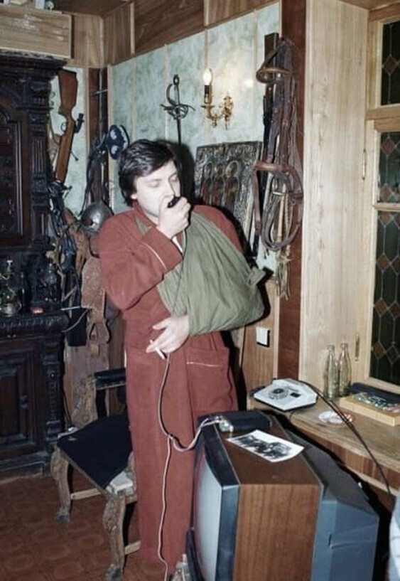 Александр Невзоров говорит по рации в своем доме, после покушения, 1990 год