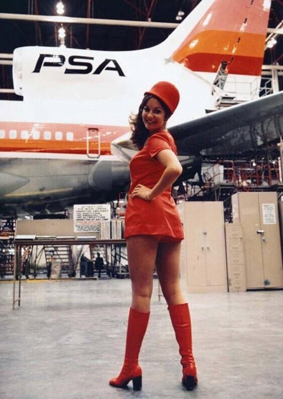 Стюардесса Pacific Southwest Airlines по моде 1974 года