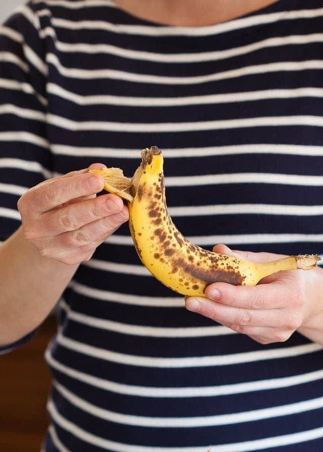 5. Чистим бананы