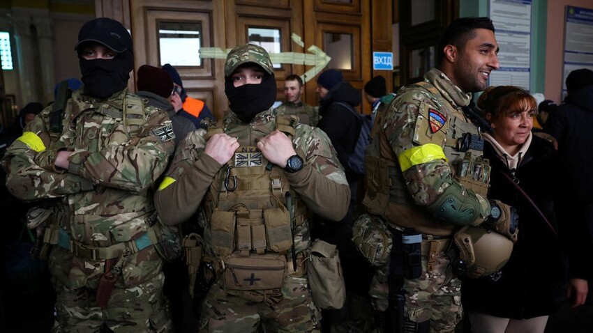 На Украину со всего мира стекаются националисты и неонацисты