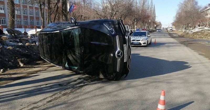 Авария дня. В Йошкар-Оле Mercedes опрокинулся на бок после столкновения с Audi