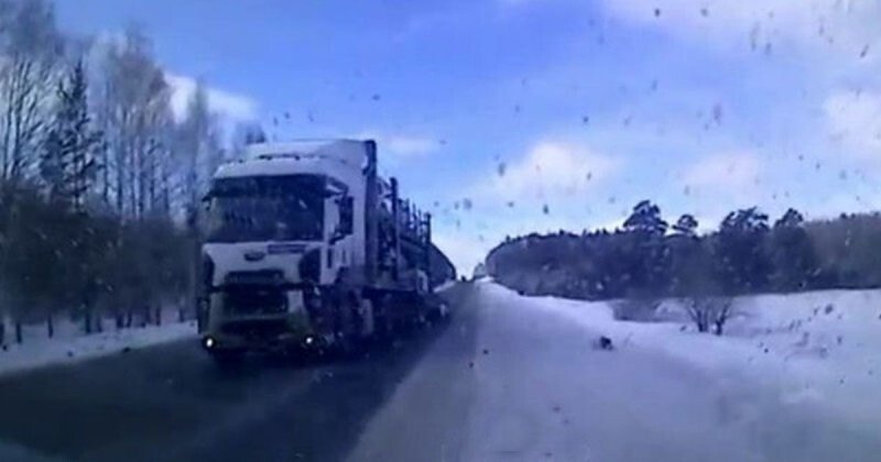 Водитель автовоза едва не устроил серьезное ДТП на трассе по Челябинском