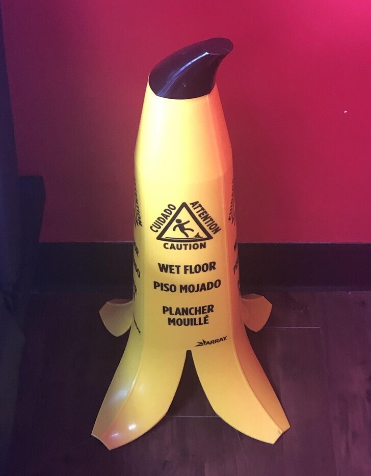 Стойка, предупреждающая о мокрых полах, в форме банановой кожуры