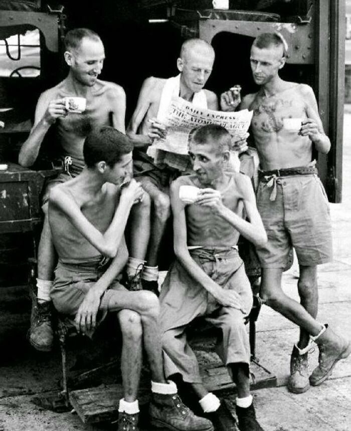 34. Австралийские бывшие военнопленные наслаждаются чашкой чая за новостями после их освобождения в результате капитуляции Японии. Сингапур, сентябрь 1945 года