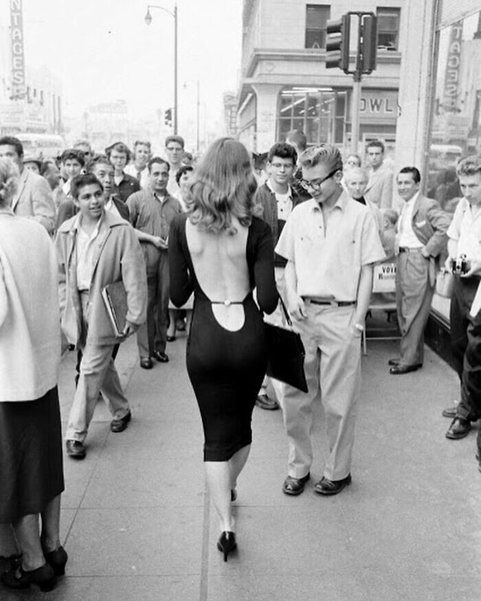 23. Викки Дуган гуляет по улицам Голливуда в откровенном платье с открытой спиной, Лос-Анджелес, 1957 год. Фотограф Ральф Крейн, журнал LIFE.