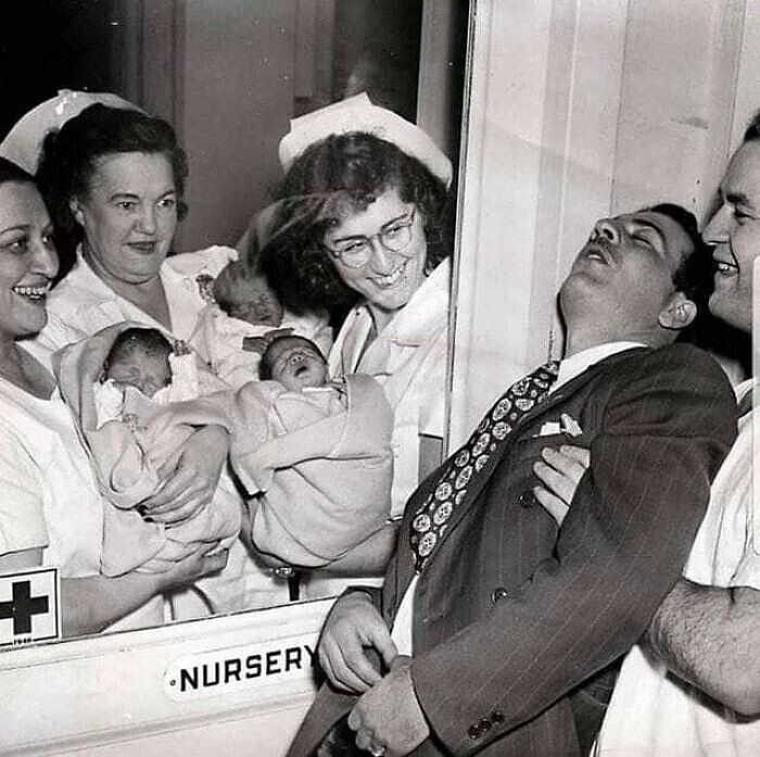 15. Медсестры показывают новорожденных тройняшек их очень удивленному отцу. Нью-Йорк, 1946 год. Фото Keystone-France.