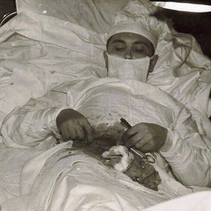 28. Леонид Рогозов удаляет собственный аппендикс, находясь в антарктической экспедиции, 1961 год.