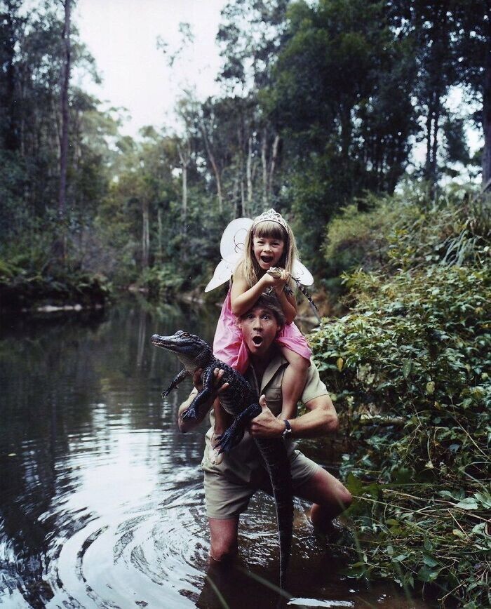 27. Стив Ирвин с дочерью Бинди и новым другом. Фотография Хью Стюарта