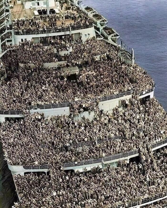 32. Войска возвращаются домой после Второй мировой войны на корабле «Королева Елизавета», Нью-Йорк, 1945 год