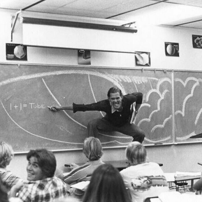 31. Учитель воодушевленно объясняет ученикам, как работает серфинг с точки зрения физики. Калифорния, 1970 год