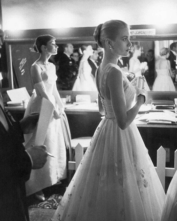 29. Одри Хепберн и Грейс Келли за кулисами на 28-й церемонии вручения премии «Оскар». Голливуд, 1956 год, фото Алана Гранта.
