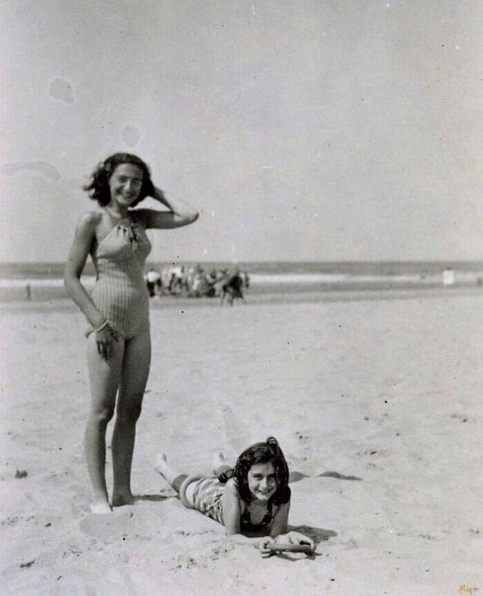 9. Анна Франк со своей сестрой Марго на пляже. Зандворт, 1940 год