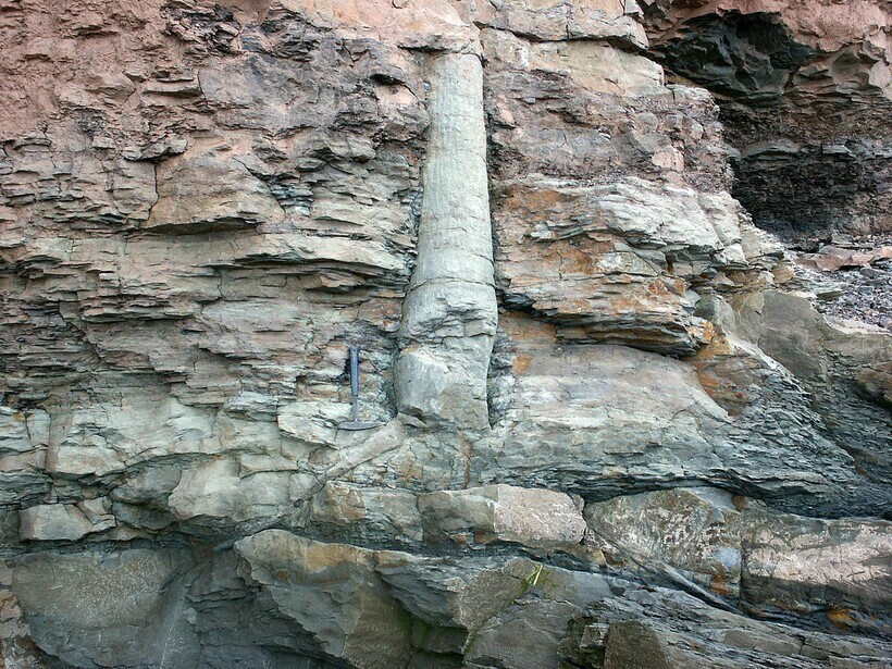 Как в древней скале могли появиться трубы возрастом 5000 лет