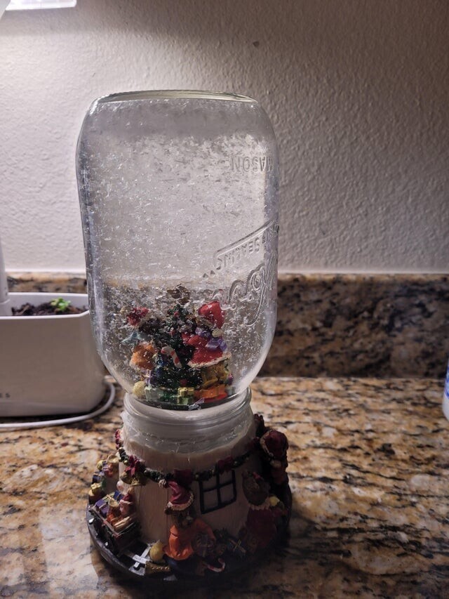 Друг моего ребенка сломал свой снежный шар, муж нашёл решение