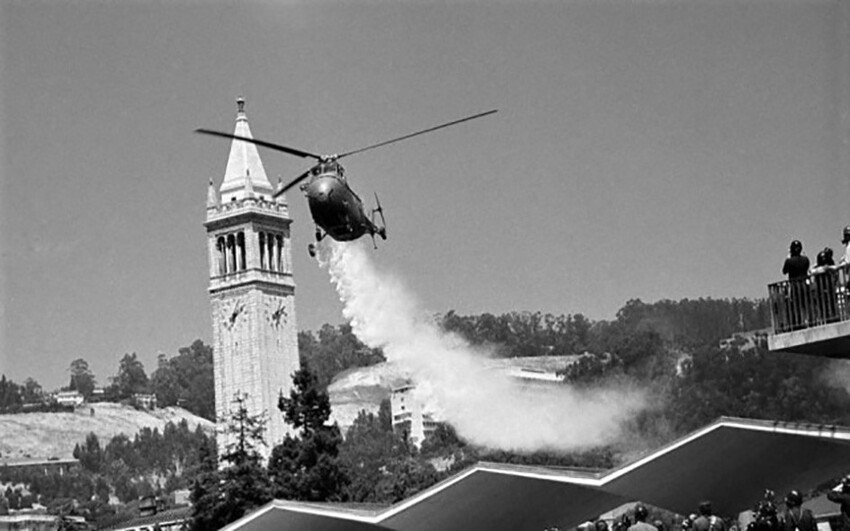  Историческое фото: Распыление слезоточивого газа над мировой манифестацией в период губернаторства Рональда Рейгана. Калифорния, 1969 год