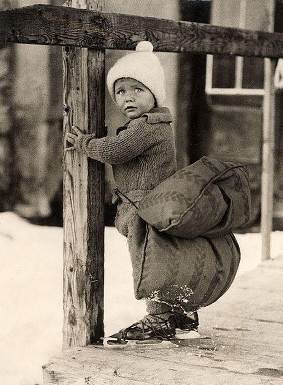 Мальчик с подушкой, привязанной сзади, чтобы смягчить падение на льду, катается на коньках, Нидерланды, 1933 год.