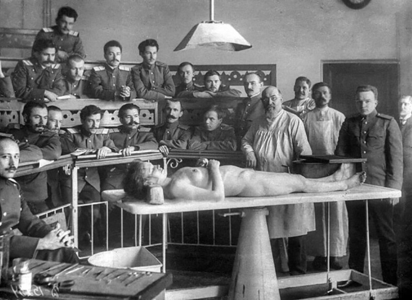 Группа слушателей Императорской Военно-медицинской академии на занятиях по анатомии, 1900-е годы
