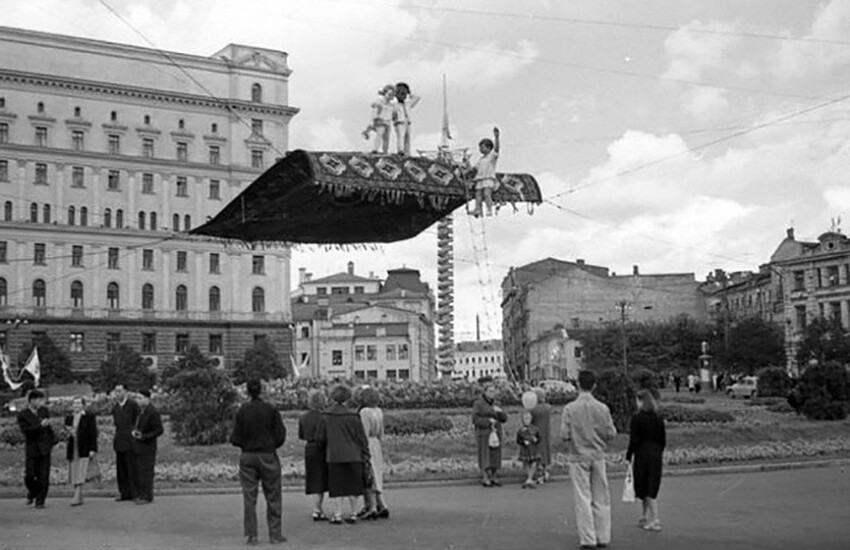 Ковёр–самолёт на Лубянке. Был установлен в 1957 году к VI Всемирному фестивалю молодёжи и студентов, а через год году на этом месте будет установлен памятник Дзержинскому. 1957 год