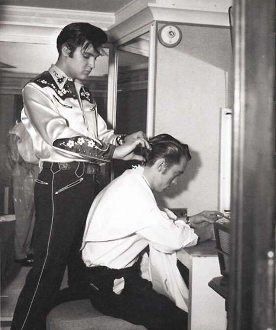 Элвис Пресли укладывает волосы Джонни Кэшу, 1960 год