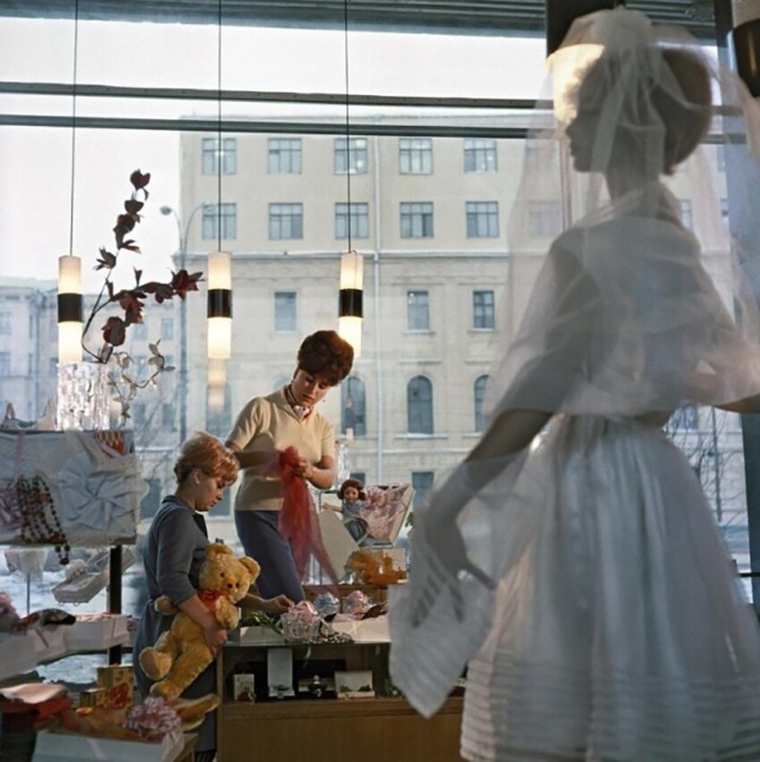 В магазине «Подарки» готовят витрину к 8 Марта. Фотография Исаака Тункеля, Дмитрия Ухтомского. 1967 год