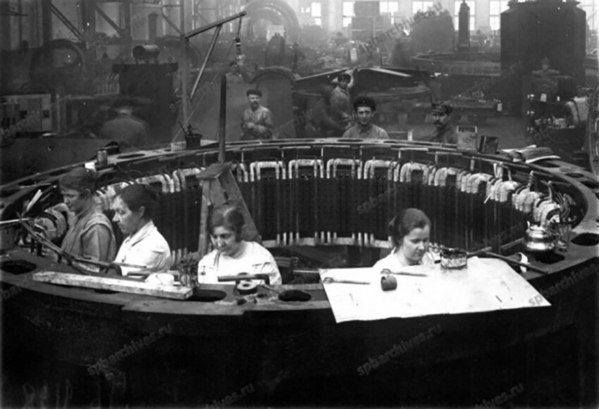 Сборка электродвигателя в одном из цехов завода «Электросила». Автор съемки С.А. Магазинер 1926 год