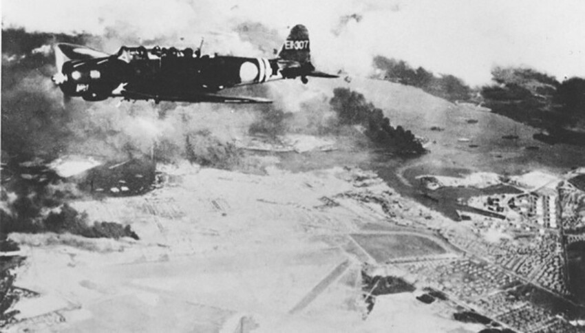 Японский палубный бомбардировщик Накадзима B5N2 «Кейт». Снимок сделан 7-го декабря 1941-го года в 09:20 в период второй волны японского авианалета на Перл-Харбор.