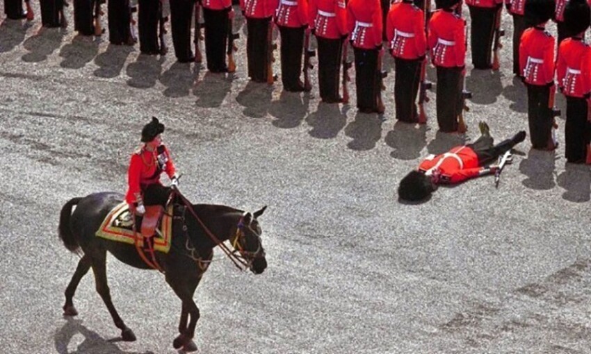 Гвардеец упал в обморок как раз в момент, когда королева Елизавета II проезжала на лошади во время парада в Лондоне. 1970 год