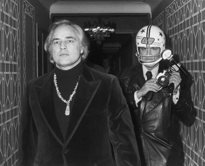 Скандально известный папарацци Рон Галелла преследовал Марлона Брандо исключительно в футбольном шлеме после того, как тот однажды ударил фотографа кулаком, сломав ему челюсть и выбив пять зубов, 1973 год