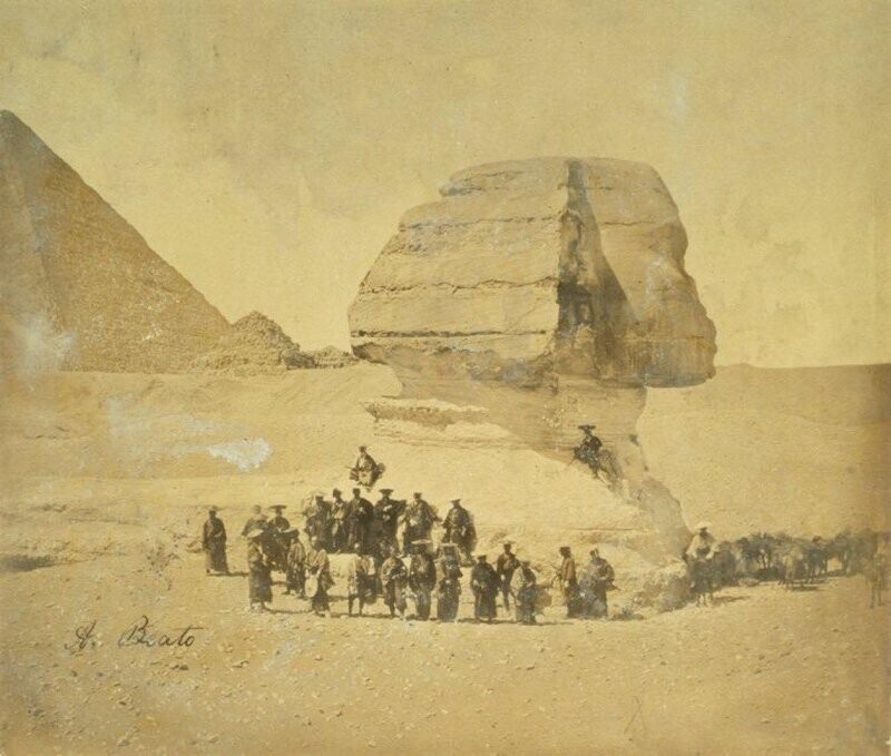 Группа самураев, путешествующая по Египту, фотографируется на фоне Сфинкса, 1864 г.