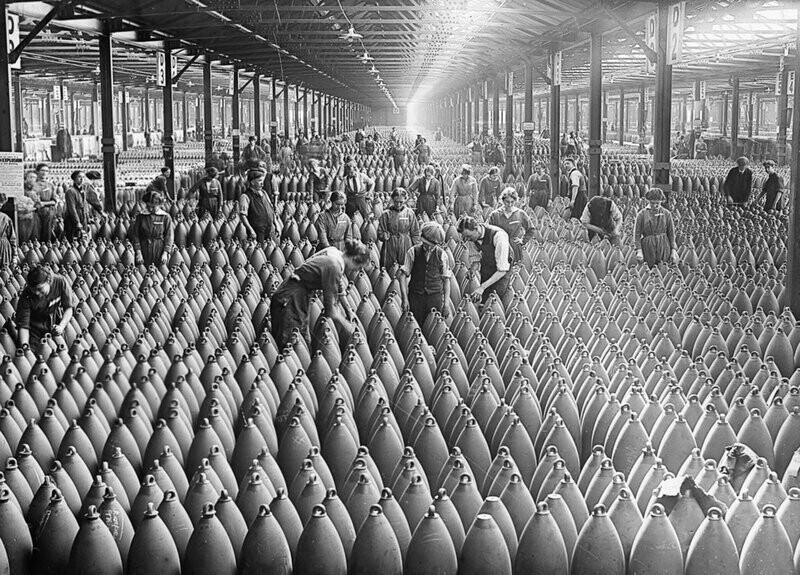 Ряды артиллерийских снарядов на Национальной артиллерийской фабрике в Чилуэлле во время Первой мировой войны, 1917 г.