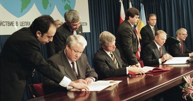 Россия и США подписывают договор, по которому Украина отказывается от своего ядерного оружия в 1994 году