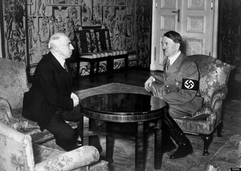 Адольф Гитлер информирует президента Чехии Эмиля Гаха о неизбежном вторжении Германии в Чехословакию 15 марта 1939 года в Берлине