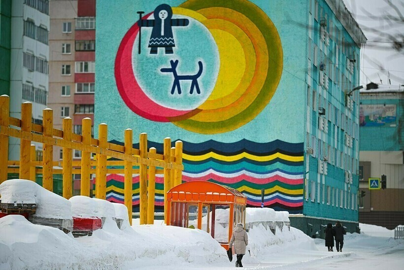 Граффити, узоры и необычная символика: самые яркие здания России
