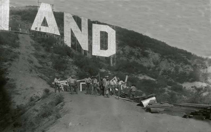 Надпись Голливуд . Изначально там было написано Hollywoodland