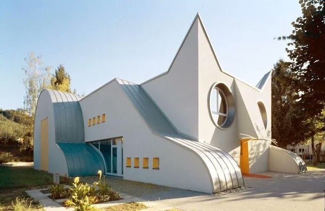 2. Здание детского сада в виде кошки, Германия