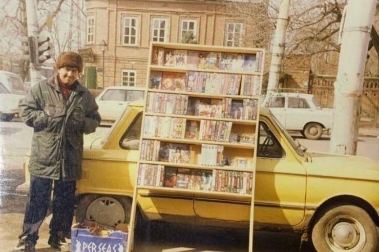 Мужчина продает фильмы на видеокассетах VHS. Таганрог, середина 90-х