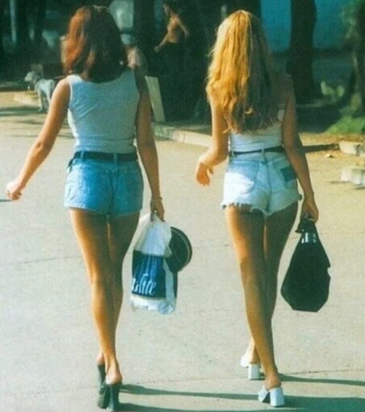 Девушки прогуливаются по летнему Владивостоку. Середина 90-х