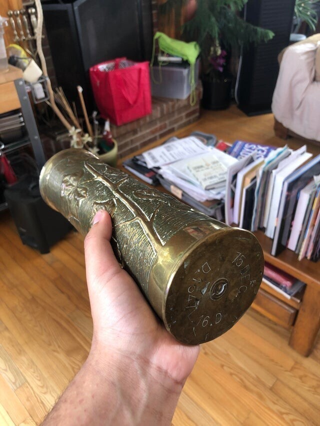 Гильза артиллерийского снаряда Второй мировой войны, которую мой прадед превратил в произведение искусства