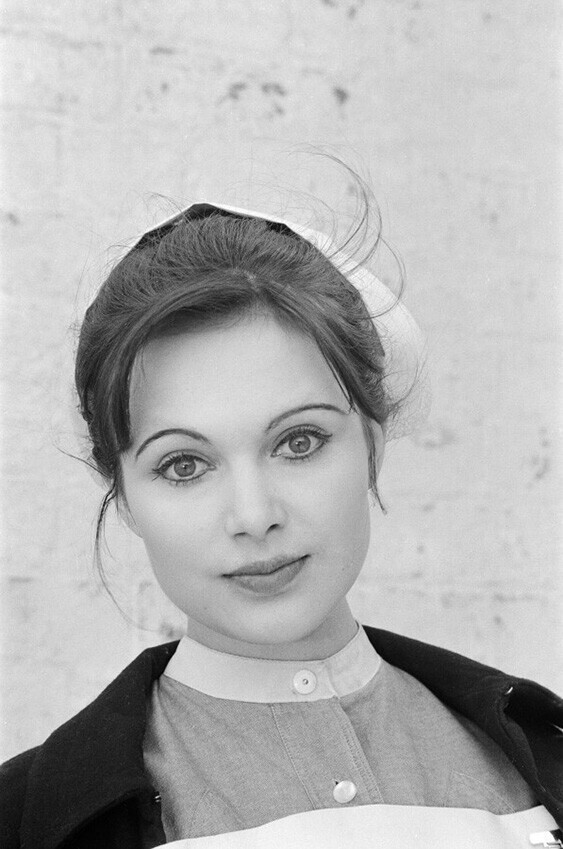 29 марта 1972 года. Британская актриса и бывшая модель Мадлен Смит на съемках сериала «Доктор на свободе» (Doctor At Large).