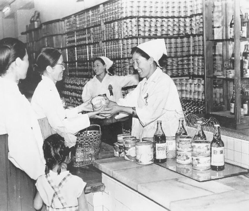 Продавцы, торгующие консервированной клубникой, арбузами, овощами, соком в бутылках и т. д. Июнь 1972 года, Пхеньян, Северная Корея