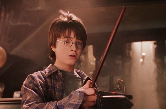 9. Дэниел Редклифф сломал около 80 волшебных палочек во время съемок «Гарри Поттера», потому что использовал их как барабанные