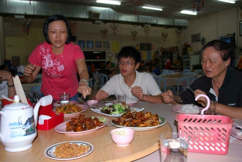 Чавкать и говорить с полным ртом: 12 странных правил этикета за столом в Китае