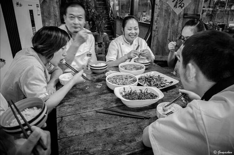 Чавкать и говорить с полным ртом: 12 странных правил этикета за столом в Китае
