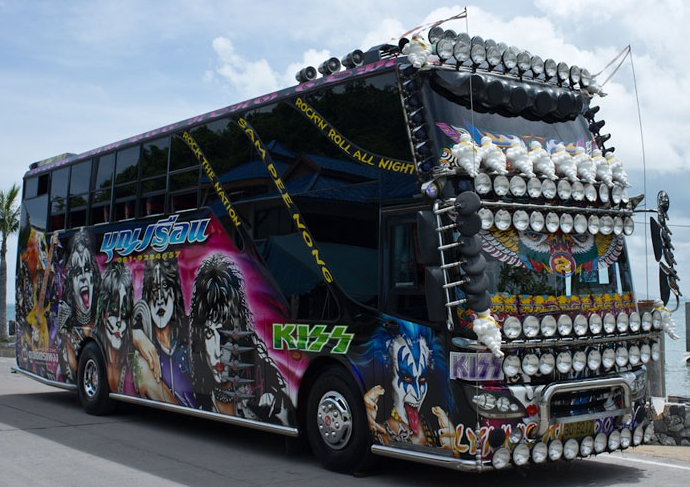 Зачем тайские водители навешивают столько фар на свои грузовики и автобусы