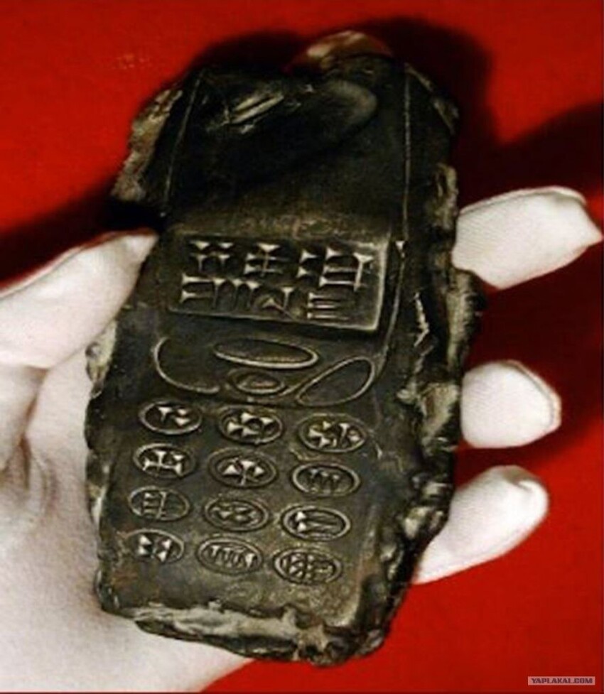 В Зальцбурге нашли отпечаток мобильного телефона, которому сотни лет. Нет! Это  глиняная работа немецкого скульптора под называнием BablyoNokia, созданная в 2012 году