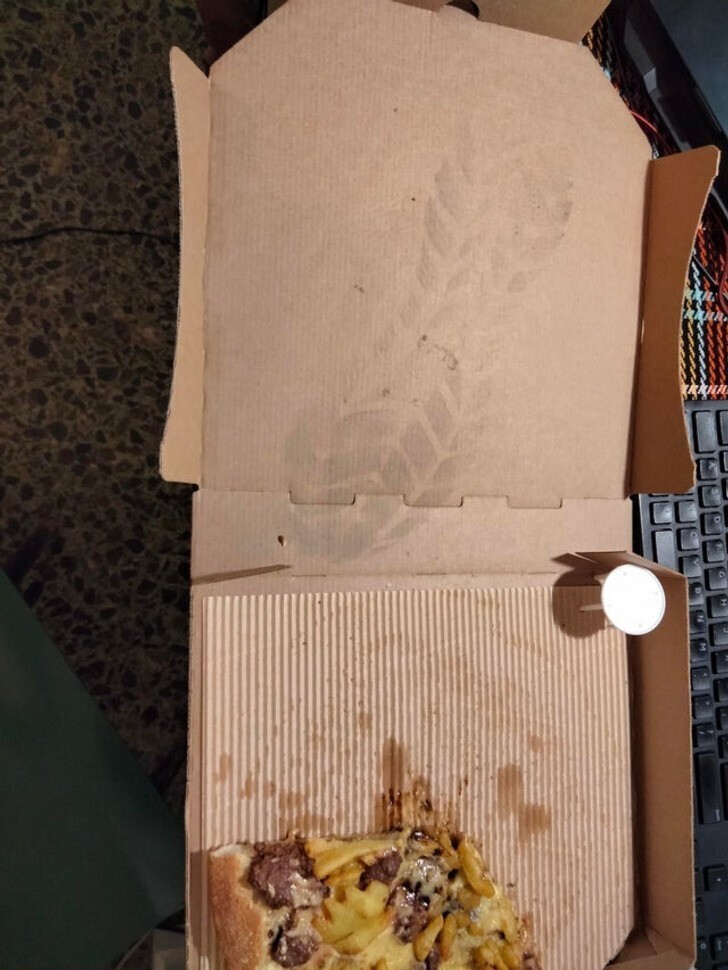 "Мы почти доели пиццу, когда обнаружили внутри коробки этот человеческий след"