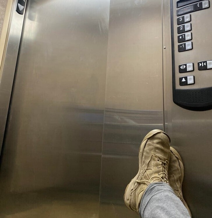 "Я застрял в лифте. Мастер обещал прийти через 40 минут. А мне очень надо в туалет"