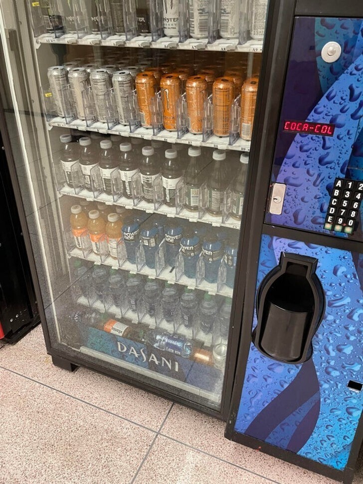 "Кажется, что в этом торговом автомате ряды бутылок уходят в бесконечность"